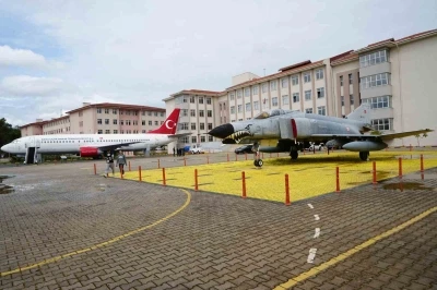 Bah&ccedil;esinde Boeing 737 eğitim u&ccedil;ağı ve F-4 Phantom ile geleceğin havacılarını yetiştiren lise
