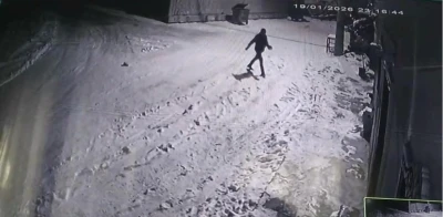 Bah&ccedil;esine giren kurtları &ccedil;aydanlıktaki sıcak suyla kovaladı
