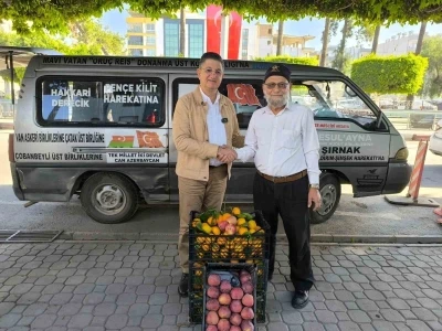 Bahçesini don vuran ’Elmacı Dede’, Hatay’dan yüklediği mandalinaları Mehmetçiğe götürmek için yola çıktı
