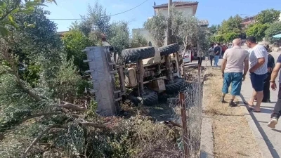 Bah&ccedil;eye devrilen iş makinesinin s&uuml;r&uuml;c&uuml;s&uuml; hayatını kaybetti

