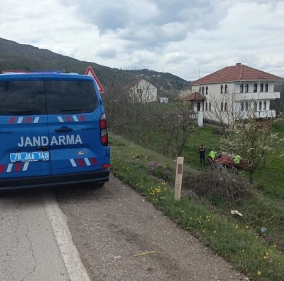Bah&ccedil;eye u&ccedil;up takla atan otomobilin s&uuml;r&uuml;c&uuml;s&uuml; yaralandı
