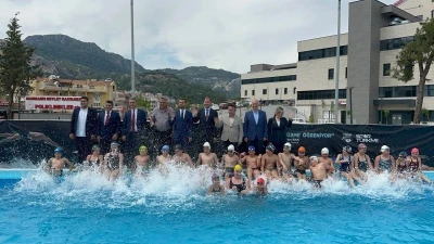Bakan Aşkın&rsquo;dan Marmarisli gen&ccedil; y&uuml;z&uuml;c&uuml;lere 19 Mayıs hediyesi
