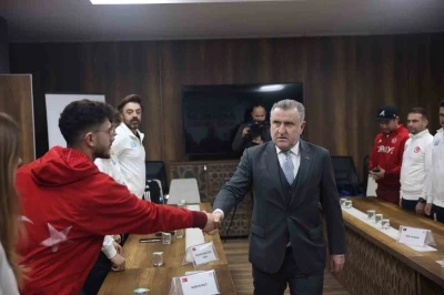 Bakan Bak 2026 Kış Olimpiyatları&rsquo;na katılacak milli sporcuları kabul etti
