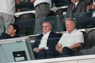 Bakan Bak, Başakşehir - Universitatea Craiova maçını tribünden takip etti
