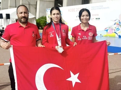 Bakan Bak dünya rekoru kıran Aysel Önder’i tebrik etti
