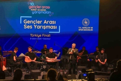 Bakan Bak, gençler arası ses yarışmasını izledi, sahnede şarkı söyledi
