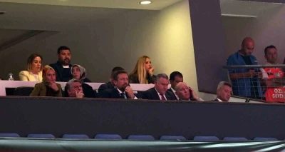 Bakan Bak ile başkanlar Adalı ve Saran derbiyi birlikte izledi
