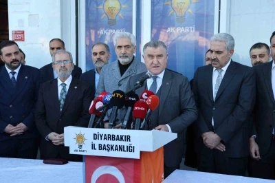 Bakan Bak: "Birileri gibi deprem turisti değiliz, s&ouml;z&uuml;m&uuml;z&uuml; yerine getirdik"
