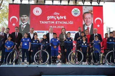 Bakan Bak: "L&uuml;tfen &ccedil;ocuklarınızla konuşun, &ccedil;ocuklarınıza sarılın, &ccedil;ocuklarınıza sevginizi aktarın"
