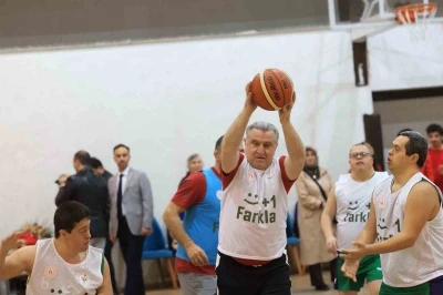 Bakan Bak: "&Ouml;zel sporcular bizim i&ccedil;in &ccedil;ok kıymetli"
