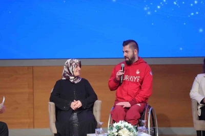 Bakan Bak şampiyon sporcuların anneleri ile bir araya geldi
