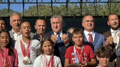 Bakan Bak&rsquo;tan Marmaris&rsquo;e olimpik havuz m&uuml;jdesi
