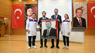 Bakan Bayraktar, Denizli OSB’nin örnek projeleri ve sürdürülebilir üretim vizyonundan övgüyle söz etti
