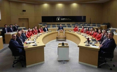 Bakan Bayraktar, milli g&uuml;reş&ccedil;ileri ağırladı
