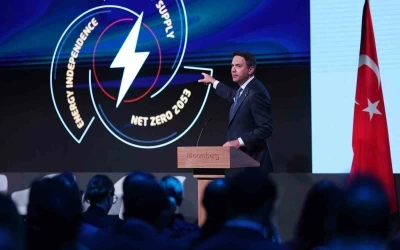 Bakan Bayraktar: "Enerji d&ouml;n&uuml;ş&uuml;m&uuml; i&ccedil;in 2035 yılına kadar 200 milyar dolarlık bir yatırım hedefimiz var"
