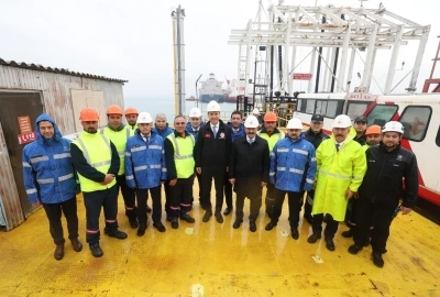 Bakan Bayraktar: "G&uuml;nl&uuml;k 200 milyon metrek&uuml;pl&uuml;k bir gazı gemilerle alır hale geleceğiz"
