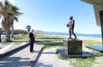 Bakan Bolat, KKTC&rsquo;de şehit Y&uuml;zbaşı Cengiz Topel&rsquo;in anıtını ziyaret etti
