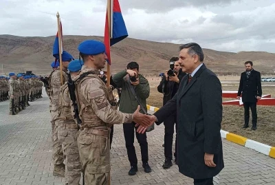 Bakan &Ccedil;ift&ccedil;i, asker ve vatandaşlarla bayramlaştı
