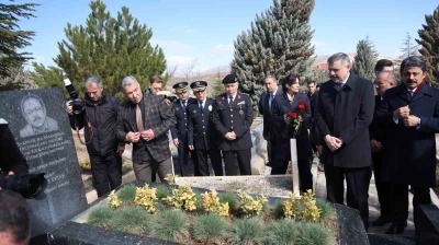 Bakan &Ccedil;ift&ccedil;i, Neşet Ertaş&rsquo;ın kabrini ziyaret etti
