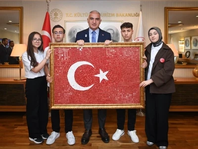 Bakan Ersoy, 19 Mayıs&rsquo;ta gen&ccedil; sanat&ccedil;ıları bakanlıkta ağırladı
