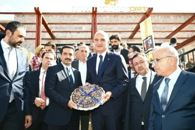 Bakan Ersoy, Battalgazi’nin seramik eserlerini inceledi
