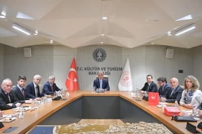 Bakan Ersoy&rsquo;dan 2026 turizmi i&ccedil;in kritik toplantı
