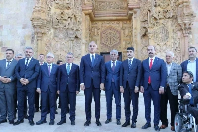 Bakan Ersoy, Divriği Ulu Camii ve Darüşşifası’nı ziyaret etti, tescilli Divriği pilavından tattı
