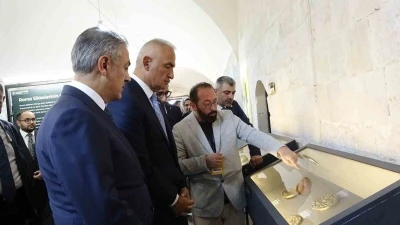 Bakan Ersoy, Mardin Kültür Yolu Festivali sergilerini gezdi
