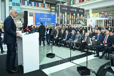 Bakan Ersoy: "Bin 300 halk k&uuml;t&uuml;phanesiyle 800 bin metrekareye ulaşarak rekor kırdık"

