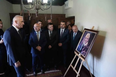 Bakan Ersoy, "Kralların Ressamı" Rahmi Pehlivanlı&rsquo;nın eserlerini inceledi

