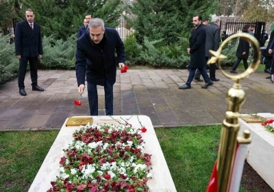 Bakan Fidan, 16.Büyükelçiler Konferansı öncesi Dışişleri Şehitliği’ni ziyaret etti
