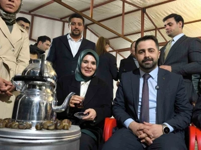 Bakan G&ouml;ktaş, Batman&rsquo;da gen&ccedil;lerle "Kabe&rsquo;de Hacılar Hu Der" ilahisine eşlik etti
