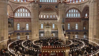 Bakan G&uuml;ler Selimiye Camii&rsquo;nde vatandaşlarla bayramlaştı
