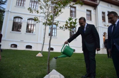 Bakan Kacır, 2023 yılında diktiği çınar ağacını suladı
