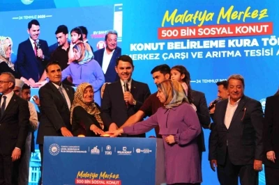 Bakan Kurum: "Deprem b&ouml;lgesinde son vatandaş evine kavuşana kadar ayrılmayacağız"
