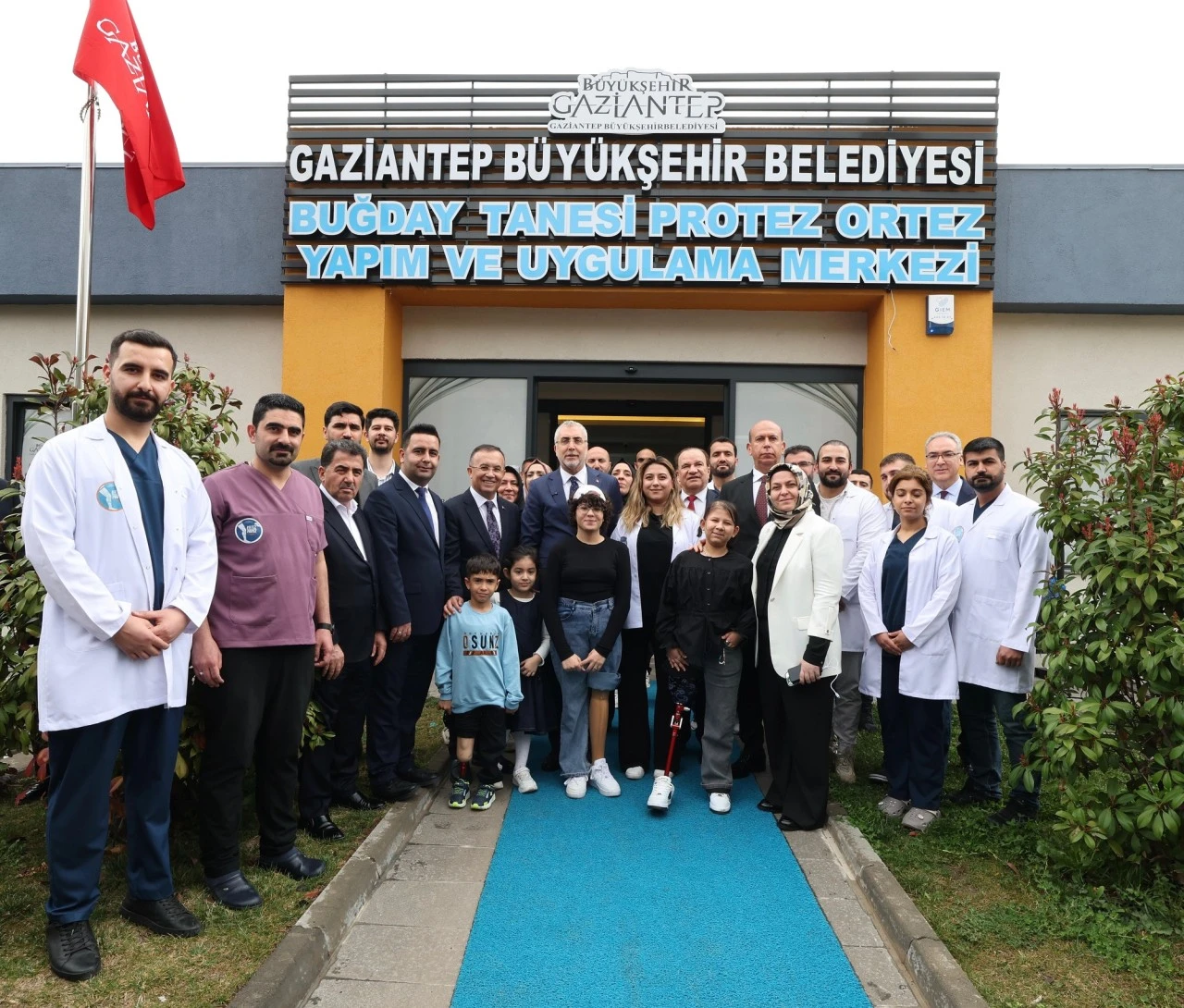 Bakan Işıkhan, Buğday Tanesi Protez Ortez Yapım ve Uygulama Merkezi&rsquo;ni ziyaret etti