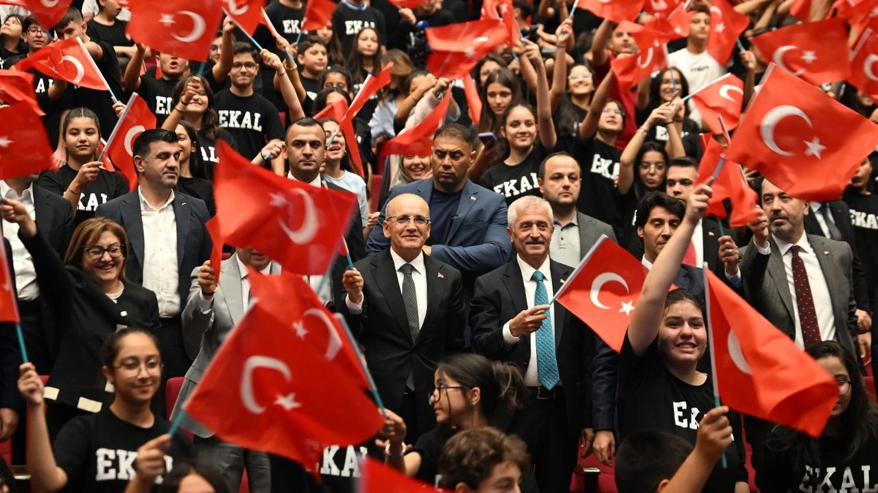 Bakan Şimşek Gaziantep'te Öğrencilerle Bir Araya Geldi