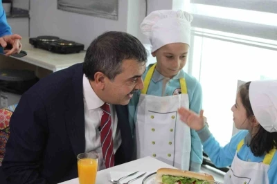 Bakan Tekin&rsquo;den Aydınlı miniklere halı saha s&ouml;z&uuml;
