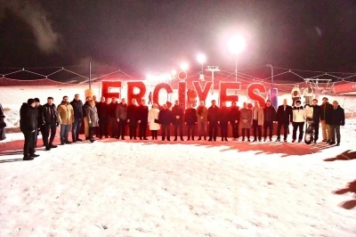 Bakan Tekin, Erciyes&rsquo;te kayakseverlerle bir araya geldi
