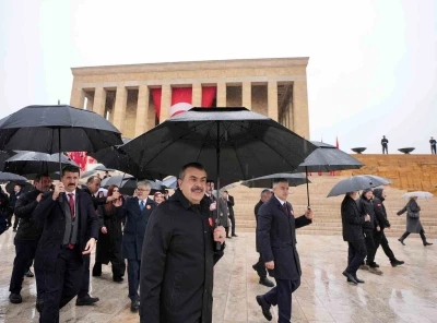 Bakan Tekin, &ouml;ğrencilerle Anıtkabir&rsquo;i ziyaret etti
