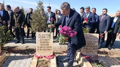 Bakan Tekin Şanlıurfa&rsquo;da deprem şehitliğini ziyaret etti
