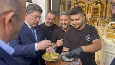 Bakan Tunç’a Antalya’da esnaf sevgisi: Tatlı ikramı ve Antalyaspor atkısı
