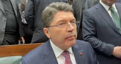 Bakan Tun&ccedil;: "Bayrak indirme olayıyla ilgili 14 kişi g&ouml;zaltına alındı''