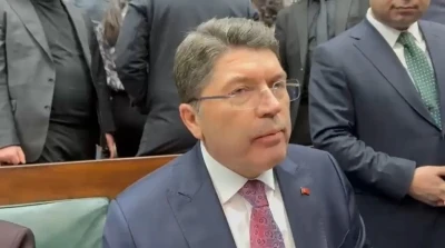 Bakan Tun&ccedil;: "Bayrak indirme olayıyla ilgili 14 kişi g&ouml;zaltına alındı, g&ouml;zaltı s&uuml;re&ccedil;leri devam ediyor"
