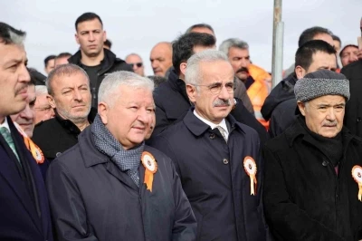 Bakan Uraloğlu: "B&ouml;l&uuml;nm&uuml;ş yol ağını 30 bin kilometrenin &uuml;zerine &ccedil;ıkarmanın gururunu yaşıyoruz"
