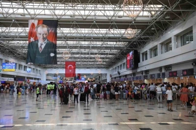 Bakan Uraloğlu: "İstanbul&rsquo;daki iki havalimanımız, yılın ilk yarısında 78 ilin n&uuml;fusundan fazla yolcuyu ağırladı"
