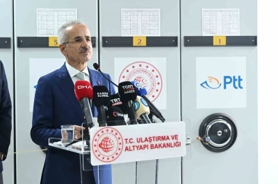 Bakan Uraloğlu: "NATO Zirvesi anısına hazırlanan anma pulu ve ilkg&uuml;n zarfını tedav&uuml;le sunduk"
