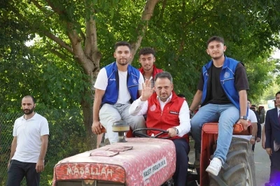 Bakan Yardımcısı Eminoğlu traktörle tarlaya gidip, gençlerle hasat yaptı
