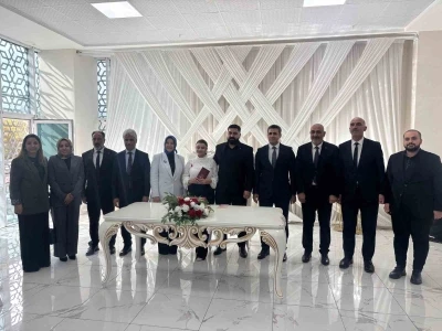 Bakan Yardımcısı Yenigün, ’Evlenecek Gençlerin Desteklenmesi Projesi’nden yararlanan çiftin nikah şahidi oldu
