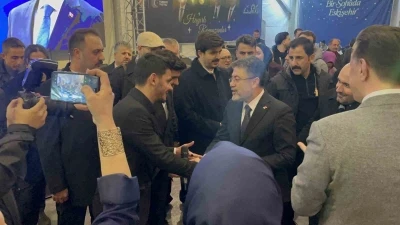 Bakan Yumaklı, gen&ccedil;lerle birlikte "Kabe&rsquo;de Hacılar" ilahisini s&ouml;yledi
